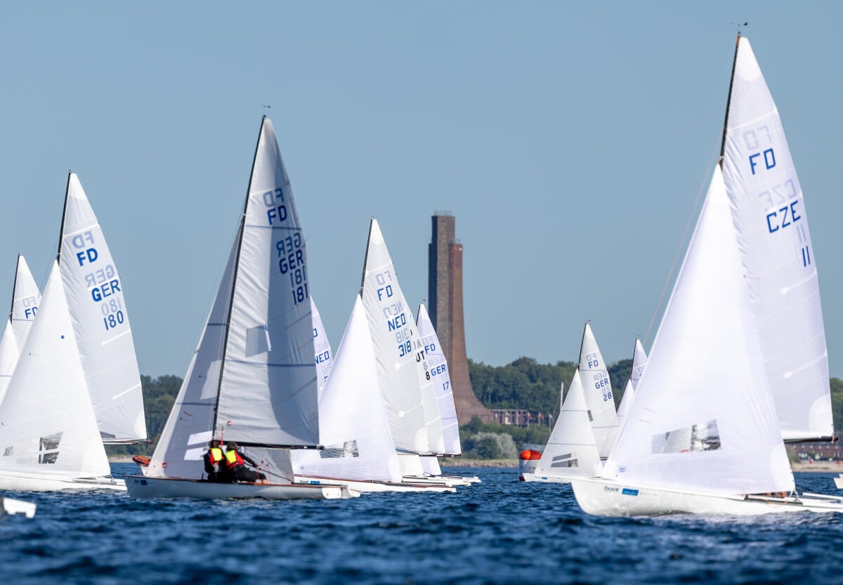 Spannende Wettfahrten gab es bei der Flying-Dutchman-WM 2026 in Kiel: Britta und Andreas (GER 181) waren dabei. Foto: Kieler Woche 2026/Christian Beeck